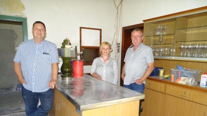 Bild: hou
Im Gastraum bleibt noch einiges zu tun. Doch auch das, so ist sich Bürgermeister Christian Ziegler (links) zusammen mit dem Investoren-Ehepaar Nadja und Hans Gradl einig, wird irgendwann in der kommenden Zeit erledigt sein. Dann kann am Tresen wieder ein frisches Bier gezapft werden.