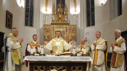 Bild: exb
Die Messe anlässlich der 374. Wallfahrt für die Kirche zelebrierten (von links) Stadtpfarrer Georg Flierl, Kaplan Paul Gebendorfer, Pfarrer Martin Besold, Pfarrer Konrad Gruber,  Pfarrer Martin Neumaier und Pater Klaus Kniffki.