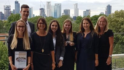 Bild: exb
Die Schüler der Bankfachklasse haben den 4. Platz beim bundesweiten Bankfachklassen-Award in Frankfurt am Main erzielt.