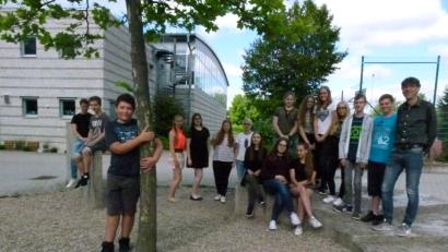 Bild: rn
Die Klasse 9a freut sich mit Studiendirektor Thomas Metzler über ihren Erfolg bei der weltweiten Baumpflanz-Aktion.