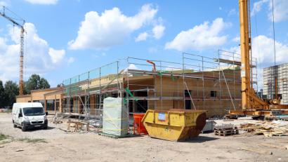 Bild: Götz
Das Gastronomiegebäude bei der Erlebnisholzkugel kann nach dem Brand im April zwar schneller als gedacht wieder genutzt werden. Trotzdem verzögert sich die Eröffnung des Freizeitparks um einige weitere Woche.