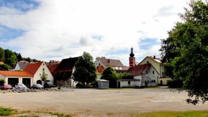 Bild: ds
Die Dorferneuerung Etzelwang erreicht in Kürze den Badparkplatz. Die alte Garage im Hintergrund wird abgerissen. Am linken Bildrand soll das neue Versorgungsgebäude erstellt werden.
