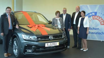Bild: exb
Thomas Pohl vom Gewinnsparverein Bayern e.V.   überreicht  Angelika und Bernhard Waidhas das neue Auto. Geschäftsstellenleiter Dieter Ernstberger und  Kundenberaterin Karolina Seidel (von links) gratulieren zum Hauptgewinn.