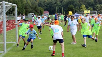 Bild: Götz
Mit voller Begeisterung bei der Sache. Viel mehr als 300 Grundschüler aus Schwarzenfeld und Stulln wurden am Donnerstag zu "Ballhelden".