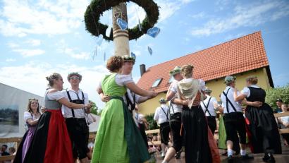 Bild: brü
Bei der Vituskirwa in Ursensollen tanzen heuer elf Paare um den Baum. Als neues Oberkirwapaar wurden Michael Scheffmann und Rebecca Wittmann auserwählt.