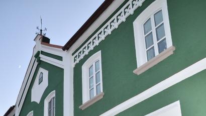 Bild: fjo
Das Tumbky-Denkmal (rechts) erhält einen neuen Platz in der Fassade.