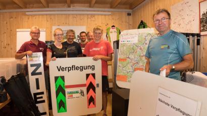 Bild: dtr
Schilder weisen Radlern den Weg. Für die vielen Helfer geht es auf die letzten Etappen der Vorbereitung.