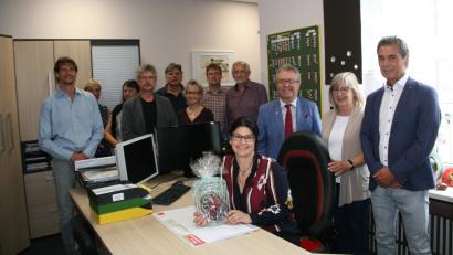 Bild: wro
Inge Dick – vorne am Arbeitsplatz – freute sich nicht nur über ihr neues Büro, sondern auch über den Besuch der   Einweihungsgäste in ihrer Grundschule. Bild: wro