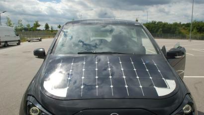 Bild: Hanna Gibbs
Die Sonne spiegelt sich nicht nur auf der Motorhaube, sie treibt den Sion auch an: Bis zu 30 Kilometer Reichweite schafft das Solarauto rein durch Sonnenenergie.