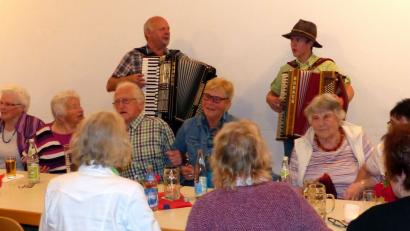 Bild: lgc
Gerd Retzer (links) und Philipp Kleber unterhielten gekonnt und kurzweilig die Gäste in Schlammersdorf.