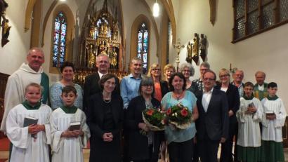 Bild: u
Bei der Vorabendmesse wurden die ausgeschiedenen Pfarrgemeinderatsmitglieder verabschiedet, die neuen vorgestellt (vorne, von links): Barbara Lauerer, Elfi Bayer, Ex-PGR-Sprecherin Michaela Fellner und. Hans-Jürgen Schönberger sowie (hinten, von links) Diakon Richard Sellmeyer, Gemeindereferentin Barbara Schlosser, PGR-Sprecher Laurenz Beck, Ulrich Bösl, Beate Dietrich, Veronika Forster, Anna Reinhardt, Robert Scheuerer, Ulrike Zimmermann, Franz Reif und Stadtpfarrer Hans-Peter Bergmann. Bild: u