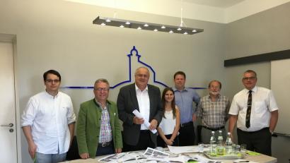 Bild: exb
Christoph Karl (Freilandmuseum Neusath-Perschen), Bezirksrat Toni Dutz, Bezirkstagsvizepräsident Lothar Höher, Juliane Wittmann (Bezirk Oberpfalz) und  Bezirksheimatpfleger Dr. Tobias Appl ließen sich gerne vom Kreisheimatpfleger für Archäologie, Kurt Engelhardt, und Bürgermeister Richard Tischler (im Bild von links) über die aufsehenerregenden Funde informieren. .