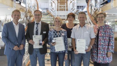 Bild: Moosburger/exb
IHK-Vizepräsidentin Karin Siegert (rechts) und der stellvertretende Hauptgeschäftsführer Peter Weber (links) mit den Geehrten, (von links) Walter Lorenz, Karoline Witte, Astrid Makitta und Frank Pamler.