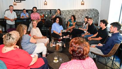 Bild: Petra Hartl
Eine ganze Reihe von Gewerbetreibenden aus der Innenstadt traf sich am Mittwochabend zum Stammtisch im Café Lieblingsplatz zum Kennenlernen und Festlegen weiterer Strategien.