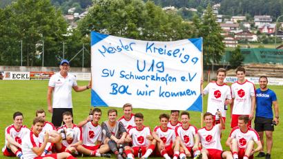 Bild: Guenter Uschold
Zur Aufstiegsmannschaft des SV Schwarzhofen gehören (stehend von links) Coach Marco Schmidtke, Lukas Reitinger, Julian Staudenmayer, Trainer Stoyan Stoykov sowie sitzend Benedikt Haas, Falco Schmidt, Lucas Richthammer,  Eric Bähnk, Lukas Weiß, Alexander Richter, Peter Scharnagl, Johannes Seidl, Andreas Schächerer, Bastian Graf, Jannik Uschold, André Immervoll und Samuel Hausmann. Auf dem Bild fehlt Christian Fischer.