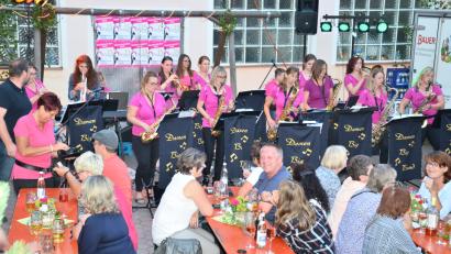 Bild: fjo
Die Waidhauser "Damen-Big-Band" feierte ihr 15jähriges Bestehen mit einem fröhlichen Sommernachtsfest.