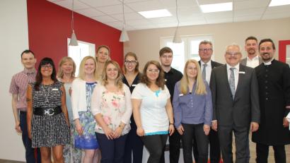 Bild: ads
Vikar Stefan Fischer segnete die neuen Geschäftsräume von Klaus und Gabriele Honisch Honisch (v.r.) im Beisein von Bürgermeister Michael Göth (Hinten Zweiter v.r.) und dem gesamten Hörakustik-Team.