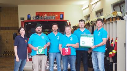 Bild: wmi
Einen Defibrillator im Wert von rund 2000 Euro übergaben Steffi (links) und Andreas Krämer (nicht im Bild) vom ASB Jura  an (von rechts) Stefan Lindner, Christian Seemann, Thomas Diertl, Jürgen Adelhardt und Michael Preuschl. Mit der Anschaffung trägt die Sassenreurher Feuerwehr einen wesentlichen Teil zur Erstversorgung im medizinischen Notfall bei. (wmi)