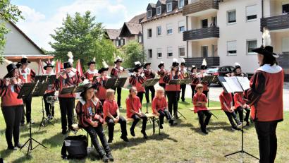 Bild: rgr
Der Spielmannszug Grafenwöhr erfreut die Bewohner des BRK-Seniorenpflegeheims mit flotter Musik.