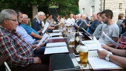 Bild: roh
Die Chorsänger geben populärer Melodien zum Besten.