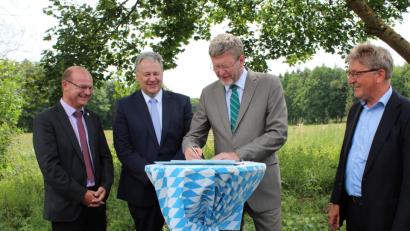 Bild: (cs)
Mit den Heckrindern im Rücken unterschreiben (von links) der aus Sulzbach-Rosenberg stammende LBV-Vorsitzende Norbert Schäffer, Landrat Richard Reisinger, Umweltminister Marcel Huber und Georg Schlapp, Geschäftsführer des  Naturschutzfonds, die Vereinbarung über die Betreuung der früheren MH-Grundstücke.