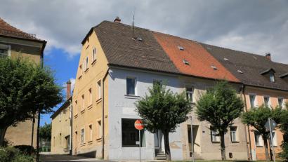 Bild: njn
Nach Sanierung und Umbau der zwei Gebäude sowie dem Abbruch des rückwärtigen Teils in der Asylstraße (links im Bild) soll hier teine Tagespflegeeinrichtung geschaffen werden. Träger soll der BRK-Kreisverband sein.