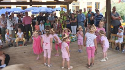 Bild: weu
Mit viel Freude stellten die Kinder des Pullenrieder Kindergartens beim
 Pfarrfest Szenen aus dem Bauernhof dar.