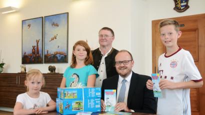 Bild: Gabi Schönberger
Landrat Andreas Meier und Jugendpfleger Jürgen Orlik ((Zweiter und Dritter von rechts) übergeben die Preise an Sophia Rauch, Lena Bücherl und Timo Kurzka (von links).