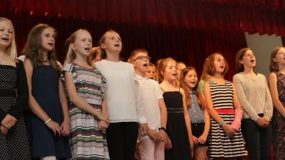 Bild: wsb
Ulrike Straub (rechts) leitet nicht nur das Orchester der Schule, sondern auch den Unterstufenchor der jüngeren Jahrgänge.