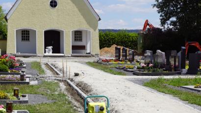 Bild: bkr
Der Höhenunterschied zwischen dem Gehweg und der Gräberreihe wird durch die Tieferlegung des Einzeilers ausgeglichen.