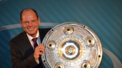 Bild: privat
Jürgen Faltenbacher mit der Meisterschale, die der FC Bayern München jetzt sechs Mal in Folge gewinnen konnte.