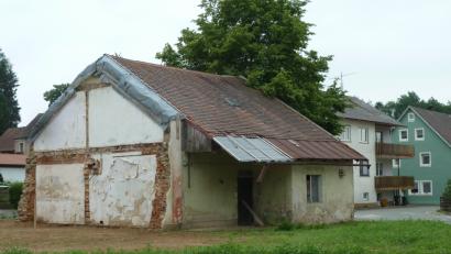 Bild: Portner
Die Scheune des ehemaligen Zäch-Anwesens in der Weidinger Straße 4 schaut wenig ansprechend aus. Im Innern ist jedoch ein erhaltenswerter Gewölberaum verborgen. Eine neue Nutzungsvariante und der Plan für einen kleinen Anbau  stoßen auf Gegenliebe bei den Stadträten.