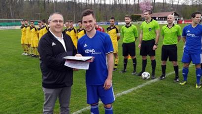 Bild: BFV/A. Hoffman
Beim Derby gegen den ASV Burglengenfeld wurde Dominik Siebert (rechts) von Spielleiter Werner Mages (links) für sein besonders faires Verhalten auf dem Sportplatz mit der Fair-Play-Medaille des DFB ausgezeichnet.