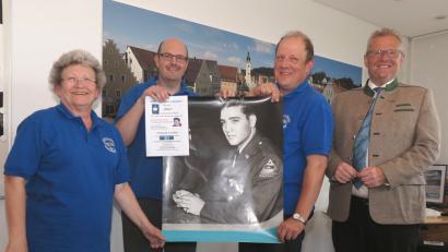 Bild: Hirsch
Monika Schenk, Josef Koch, Michael Koch und OB Andreas Feller (von links) werben für den Elvis-Abend des Sängerbundes am 6. Juli im Vereinsheim der Eichhornschützen Kronstetten.