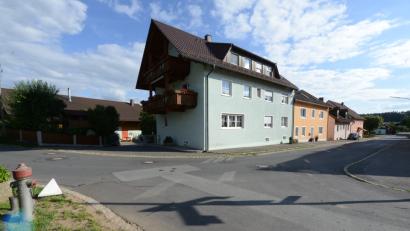 Bild: Beyerlein, Walter [BEY]
Die Ortsdurchfahrt im Ortsteil Schwand soll nach Vorschlag der CSU-Marktratsfraktion und dem einstimmigen Beschluss des Marktgemeinderates saniert werden.