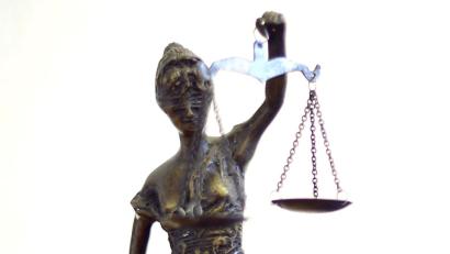 Bild: Volker Hartmann/dpa
Die Skulptur der Dame Justitia hat zweierlei Merkmale: Verbundene Augen und eine Waagschale.