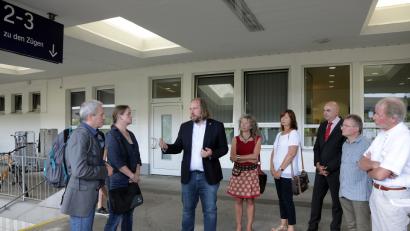 Bild: wsb
Der Fraktionsvorsitzende der Grünen im Bundestag, Anton Hofreiter, hat am Mittwoch Station am Amberger Bahnhof gemacht.