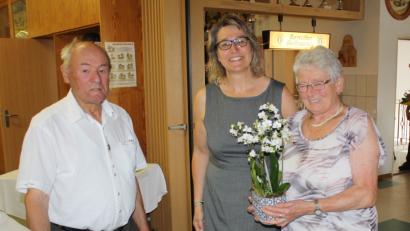 Bild: bjp
Für die Gemeinde Trabitz gratuliert Bürgermeisterin Carmen Pepiuk Edeltraud Hey zum 80. Geburstag. Links: Ehemann Anton Hey.