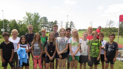 Bild: jzk
Rektorin Christine Wiesend (hinten rechts) und Birgit Emerig (hinten links) gratulieren den besten Sportlern der Mittelschule Kemnath (Klassen 5 bis 8).
