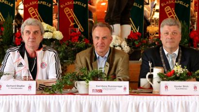 Bild: Harald Meierhöfer
Wie schon 2013 zum 25. beehrt Karl-Heinz Rummenigge den Bayern-Fanclub Floß auch zum 30. Gründungsjubiläum.