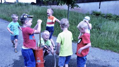 Bild: jml
Spaß an der Kübelspritze. Die Buben und Mädchen des Kindergarten Kohlberg sind gerne auf Achse.