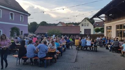 Bild: exb
Den Kirwa-Montag wird es künftig in Dietersdorf so nicht mehr geben. Der Frühschoppen nach der Kirche am Sonntag im Hof der Familie Rettinger bleibt allerdings bestehen.