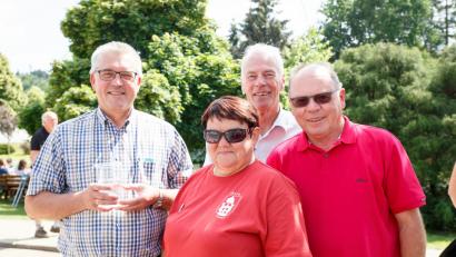 Bild: sus
Pfreimds Bürgermeister Richard Tischler und Altbürgermeister Arnold Kimmerl (hinten, von links),  Primdas Bürgermeisterin Marie Sperkova und Altbürgermeister Miloslav Kunt genossen die Stimmung auf dem Marktplatz der tschechischen Partnerstadt.