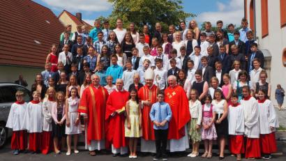 Bild: gz
Diözesanbischof Rudolf Voderholzer spendet 85 Jugendlichen das Sakrament der Firmung.