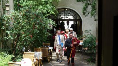 Bild: gac
Staatsminister Bernd Sibler wird vom Stiberfähnlein empfangen und in den Seidelsaal geleitet.