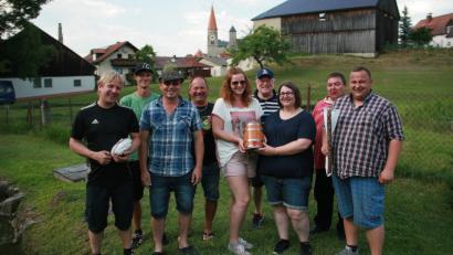 Bild: wro
Den Sieg holte sich das Damenteam der „Allerschäinsten“, die die „Schenkerer“ (links) und „Dick und Durstig“ (rechts) an der Lehle auf die Plätze verwiesen. UBF-Vorsitzender Johann Bauer (Vierter von rechts) gratulierte den Gewinnern.