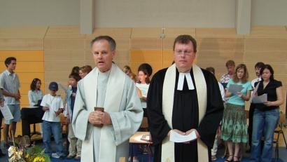 Bild: lg
2006 wurde Lothar Kittelberger aus dem aktiven Schuldienst am Ortenburg-Gymnasium verabschiedet. Den ökumenischen Abschlussgottesdienst feierte er zusammen mit Pfarrer Leander Sünkel.