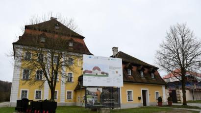 Bild: Petra Hartl
Das Kulturschloss in Theuern (Kreis Amberg-Sulzbach) wird in mehreren Bauabschnitten saniert. Vom Bezirk gibt es jetzt dafür 100 000 Euro.