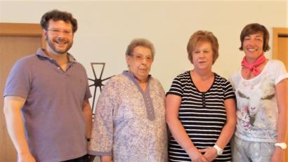 Bild: rgr
Barbara Hößl (Zweite von rechts) wird von Pfarrer  André Fischer (von links) und Inge Gruschwitz nach 29 Jahren ehrenamtlicher Arbeit beim Seniorendienstagsclub verabschiedet. Mit auf dem Bild ist ihre Nachfolgerin Kirstin Armann (rechts).