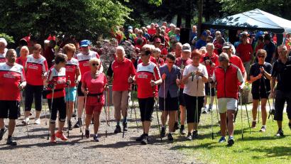 Bild: Kreuzer, Reinhard
Nach Dehnungsübungen machen sich die Nordic-Walker auf auf den Rundkurs um den Schießlweiher.